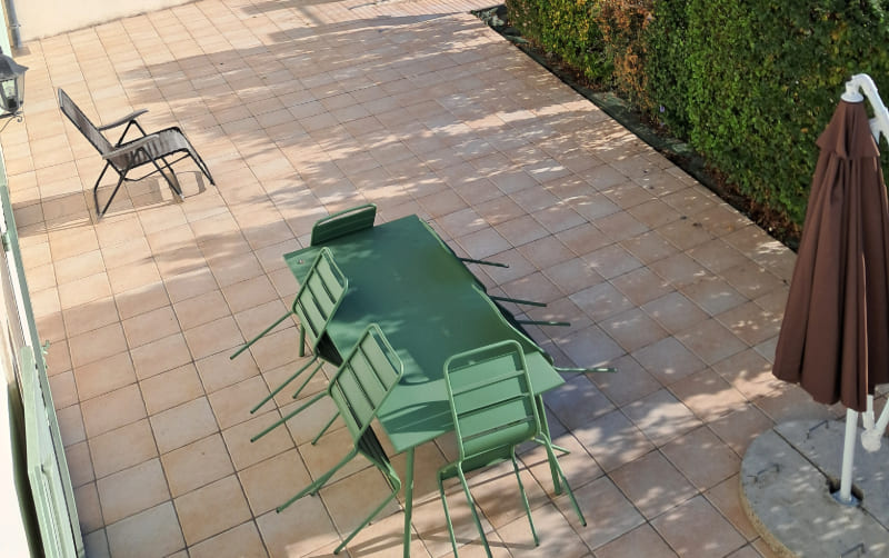 Terrasse et cour gîte face au vignoble Cognac